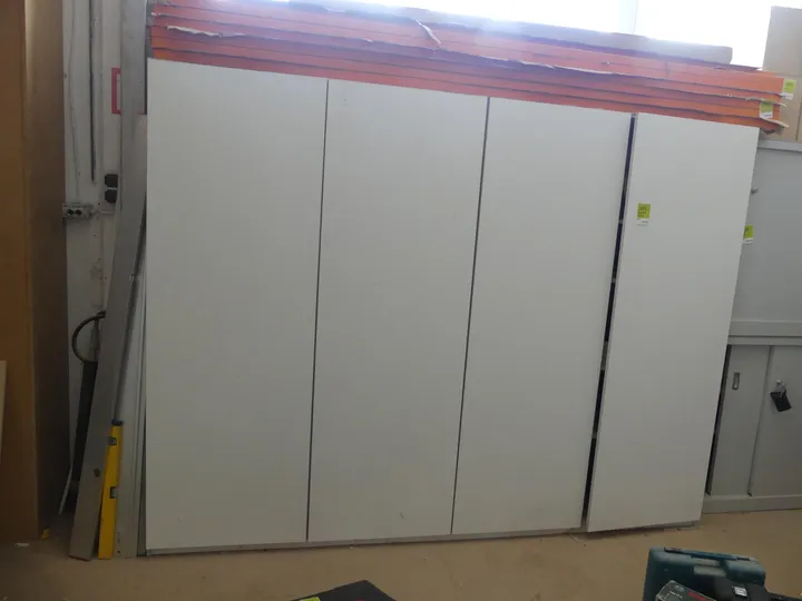 Schrank, 4-türig Maße in cm ca. 270x55x200